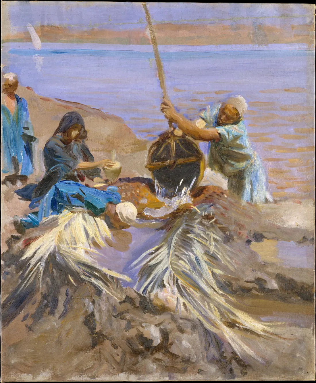 Pintura a óleo de pinceladas soltas, em azul, lilás e ocre: ao fundo, a água de um rio com uma vela branca pequena; à direita, um homem de turbante empurra uma vara comprida que desce até um grande recipiente de cesto; à esquerda, duas figuras sentadas, uma de preto e uma de azul; em primeiro plano, folhas claras de palmeira sobre a terra do barranco.