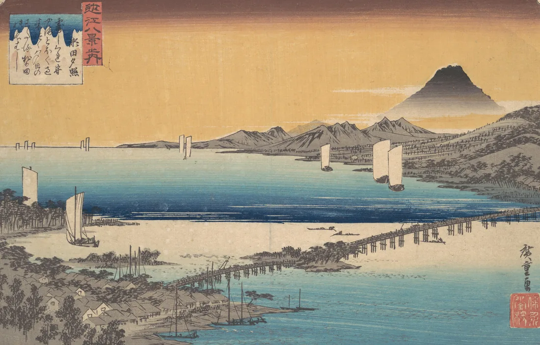 Estampa japonesa em cores de céu alaranjado e água azul: uma ponte longa e estreita, sobre estacas, atravessa o lago em diagonal, da margem com casas e barcos, à esquerda, até sair do quadro pela direita; velas brancas espalhadas pela água e uma montanha de cone perfeito ao fundo.