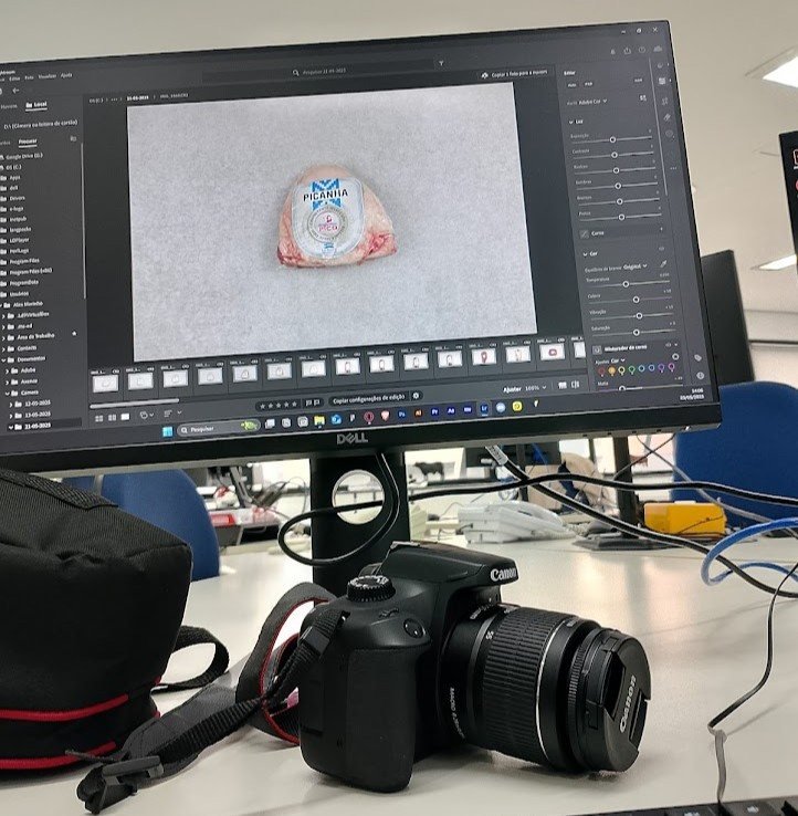 Foto de produto em edição no monitor, com a câmera Canon na mesa