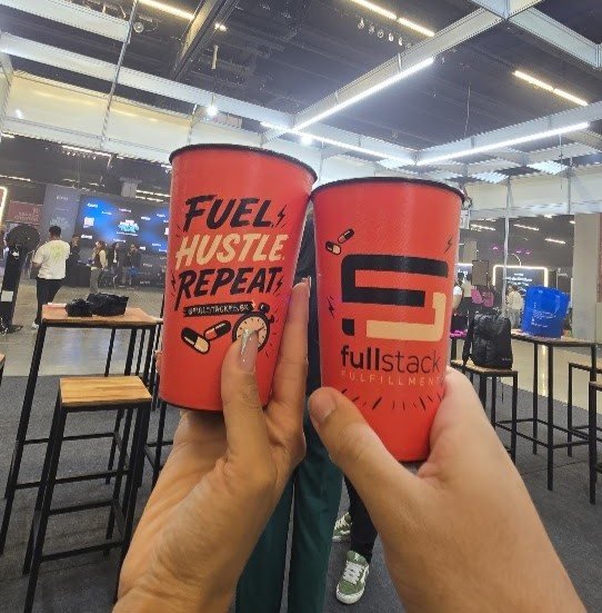 Dois copos da Fullstack Fulfillment brindando num evento