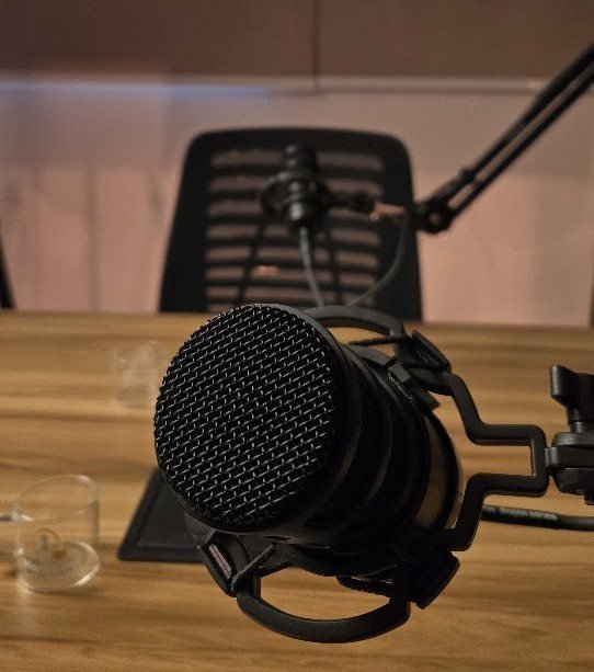 Microfone de podcast sobre a mesa de gravação