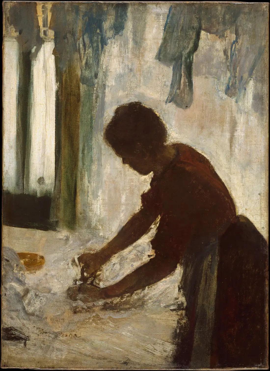 Pintura em tons de marrom, vermelho e branco: a silhueta escura de uma mulher passando roupa sobre uma tábua, inclinada para a frente com as duas mãos no ferro, contra uma parede clara onde pendem peças de roupa.