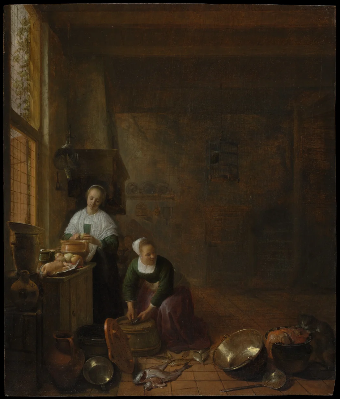 Pintura de uma cozinha em penumbra, com a luz entrando por uma janela à esquerda: uma mulher de avental branco, em pé junto a um balcão, maneja frutas num cesto; outra, de corpete verde, curva-se sobre um barril para limpar peixe; peixes, uma bacia de metal, uma concha, caldeirões e um gato ocupam o chão de ladrilhos; uma gaiola pende do teto ao fundo.