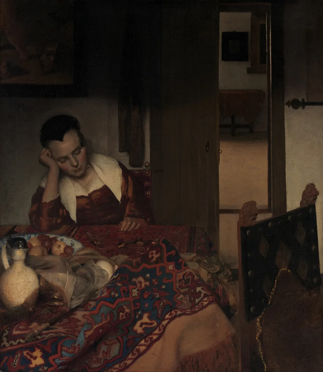 Pintura de interior holandês: uma moça de blusa branca e corpete vinho dorme à mesa, com a cabeça apoiada na mão; sobre a mesa, um tapete oriental dobrado, uma jarra de louça e uma tigela de frutas; à direita, uma porta entreaberta dá para um cômodo claro e vazio, e uma cadeira de espaldar alto ocupa o primeiro plano.